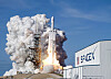 SpaceX Falcon 9-rakett tar av fra oppskytingsrampe med røyk og flammer ved Kennedy Space Center.