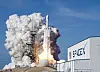 SpaceX Falcon 9-rakett tar av fra oppskytingsrampe med røyk og flammer ved Kennedy Space Center.