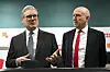 Keir Starmer og John Healey snakker med BAE Systems-lærlinger foran en ubåtmodell.