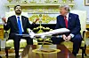 Donald Trump og Iraks statsminister Ali al-Zaidi sitter i Ovale kontor med en modell av et fly på bordet.