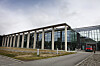 Moderne bygg med glassfasade og søylegang ved Bardufoss leir.