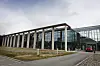 Moderne bygg med glassfasade og søylegang ved Bardufoss leir.