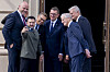 Jonas Gahr Støre, Volodymyr Zelenskyj og andre ledere samlet foran en bygning i Kyiv.