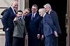 Jonas Gahr Støre, Volodymyr Zelenskyj og andre ledere samlet foran en bygning i Kyiv.
