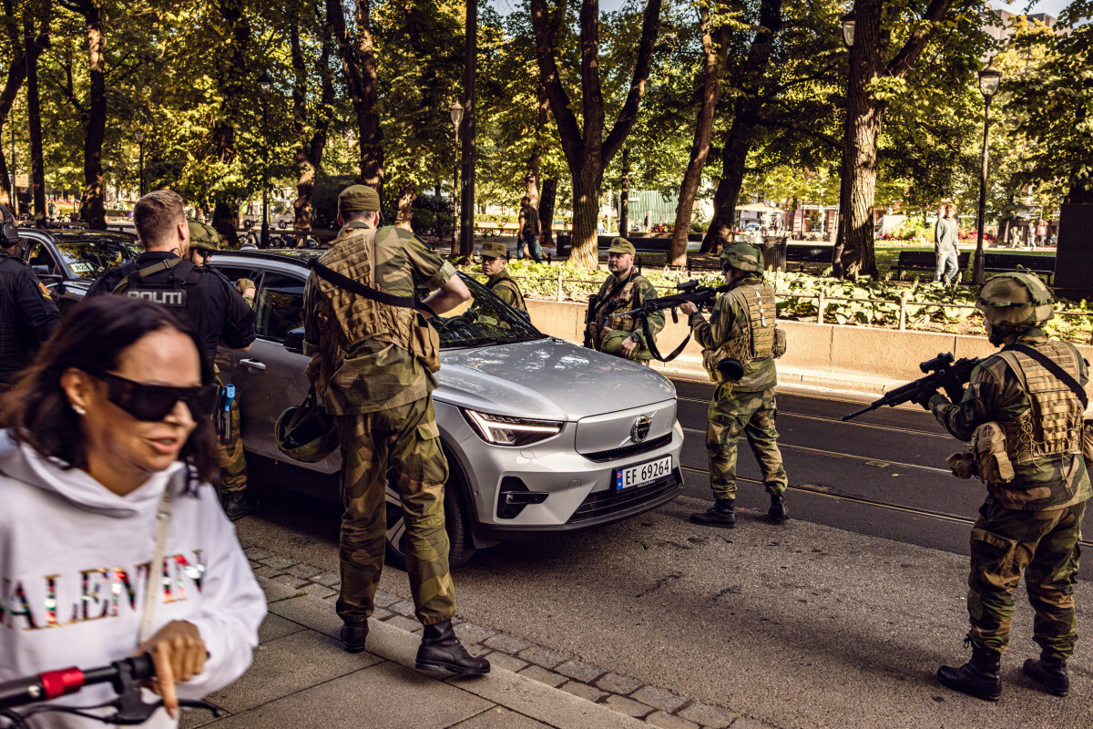 Norwegian Home Guard soldiers conducting security operations around a vehicle in Oslo